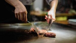¿Deberías limpiar una plancha de cocina con hielos? Cuidado con este truco