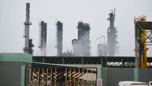 Pobladores sospechan que olores químicos enferman a comunidad en Coatzacoalcos, Veracruz