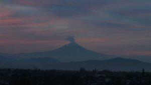 Captan “tren de luces” volando cerca del volcán Popocatépetl
