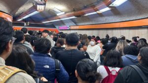 Colapsa Línea 7 del Metro CDMX: ¿por qué hay retrasos de hasta 30 minutos?
