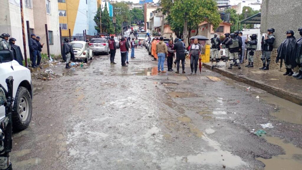 Agua entró a 50 casas y departamentos en Naucalpan de Juárez.