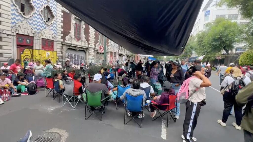 Profesores de la CNTE bloquean accesos a la Segob; afectan Bucareli y zonas aledañas