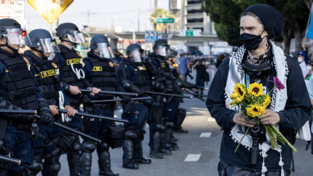 Imponen toque de queda en Los Ángeles; continúan protestas por quinto día consecutivo