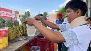 Regresa Misael a vender fruta en esquina donde fue golpeado en Puebla; lo custodia una patrulla