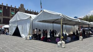 Plantón de normalistas de Chiapas, llega a la Plaza de Santo Domingo