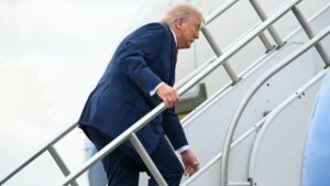 ¡Suelooo! Trump tropieza al subir al Air Force One y el video se viraliza