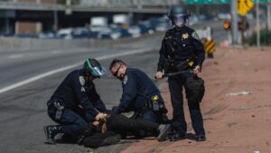 Suman 330 migrantes detenidos durante redadas en Los Ángeles