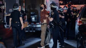 ¿Cómo y en qué lugares detienen a los migrantes en Estados Unidos?