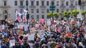Automovilista atropella a manifestantes en San Francisco durante protesta de “No Kings Day”