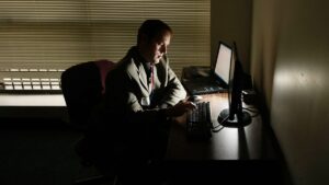 Prisión de hasta tres años a quien cometa ciberasedio en Puebla