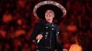 ¡Casi lo deportan! Alejandro Fernández tiene altercado con policía de EE. UU. previo a concierto