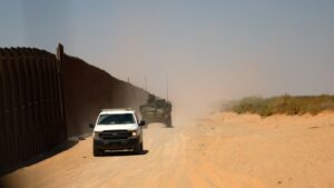 EE. UU. creará dos nuevas zonas militares en la frontera con México para detener a migrantes