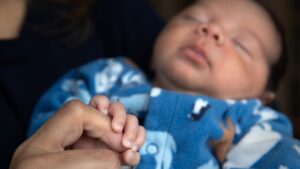 Bebé sobrevive junto al cuerpo de su madre durante días en Phoenix