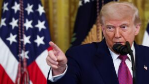 Trump mantiene el 9 de julio como fecha límite para aplicar aranceles