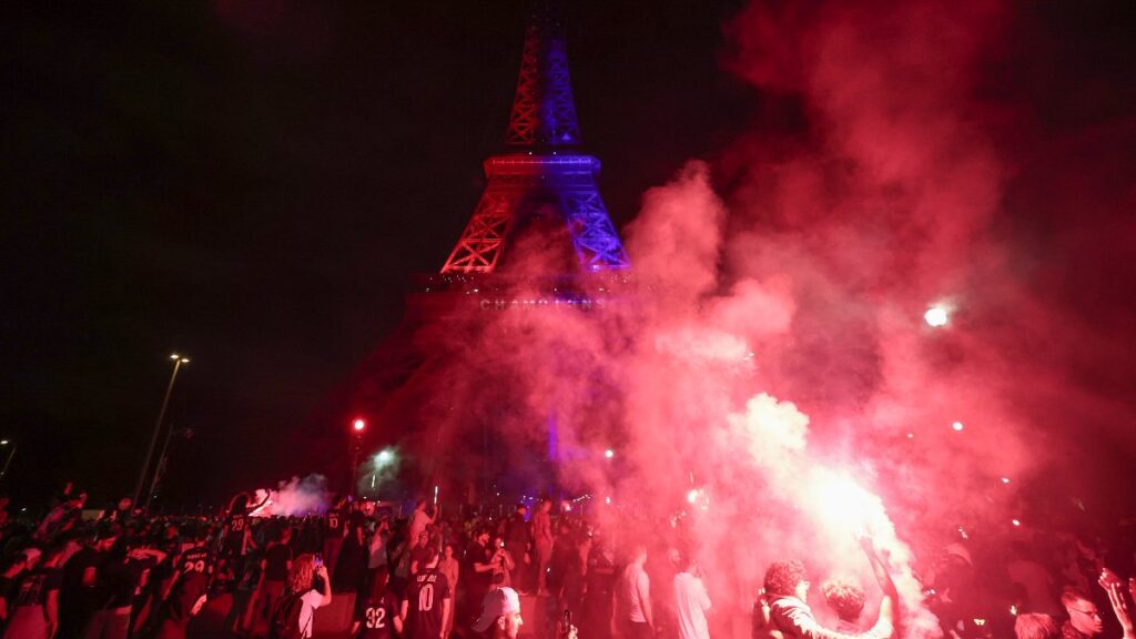 Mueren dos personas tras festejos por título del PSG en la Champions; el club condena los disturbios
