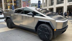¿Qué pasó en Polanco? Se llevan al corralón la Cybertruck de Igor Lichnovsky, jugador del América