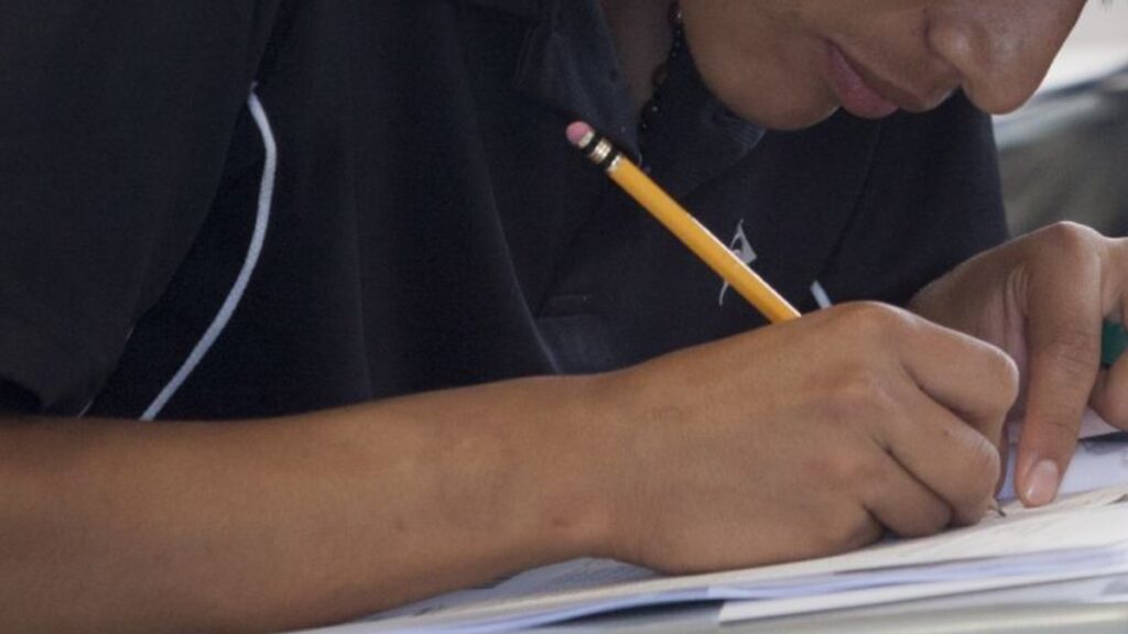 ¡Quería grabar! Sorprenden a alumno con lentes inteligentes en examen de admisión a la UMSNH
