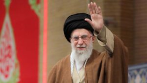 ¿Quién es Ali Jamenei: el ayatolá que ha gobernado Irán durante 36 años y que sobrevivió a un intento de asesinato?