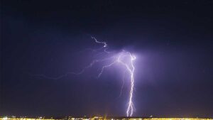 Graban momento exacto en que cayó un rayo en una coctelería en Cunduacán, Tabasco