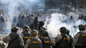 Declaran estado de emergencia en Los Ángeles por redadas contra migrantes