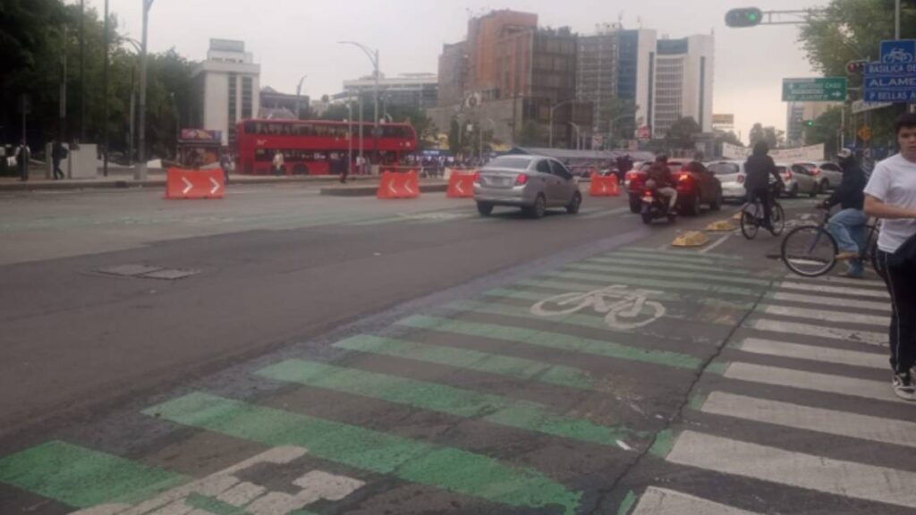 Plantón de normalistas afectan servicio de Metrobús.