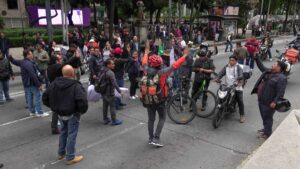 Repartidores levantan bloqueo en Reforma tras 6 horas de protesta