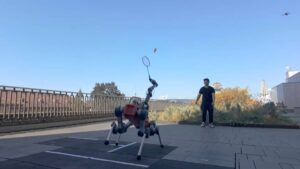 Robot de bádminton es impulsado por IA ¡y juega con humanos!