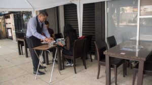 ¿Cómo denunciar si no te cumplen la “Ley Silla”? Aquí tienes la guía