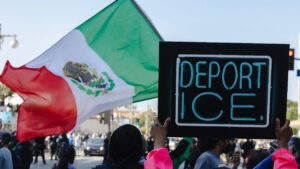 ¿Fuiste detenido por ICE en EE.UU.? Ve a dónde llamar para recibir ayuda del consulado de México