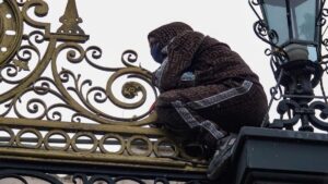 Feministas suben a rejas de Segob; exigen justicia por caso de abuso a menor