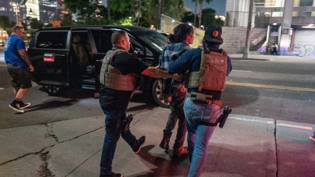 DHS exhibe a mexicanos detenidos en redadas