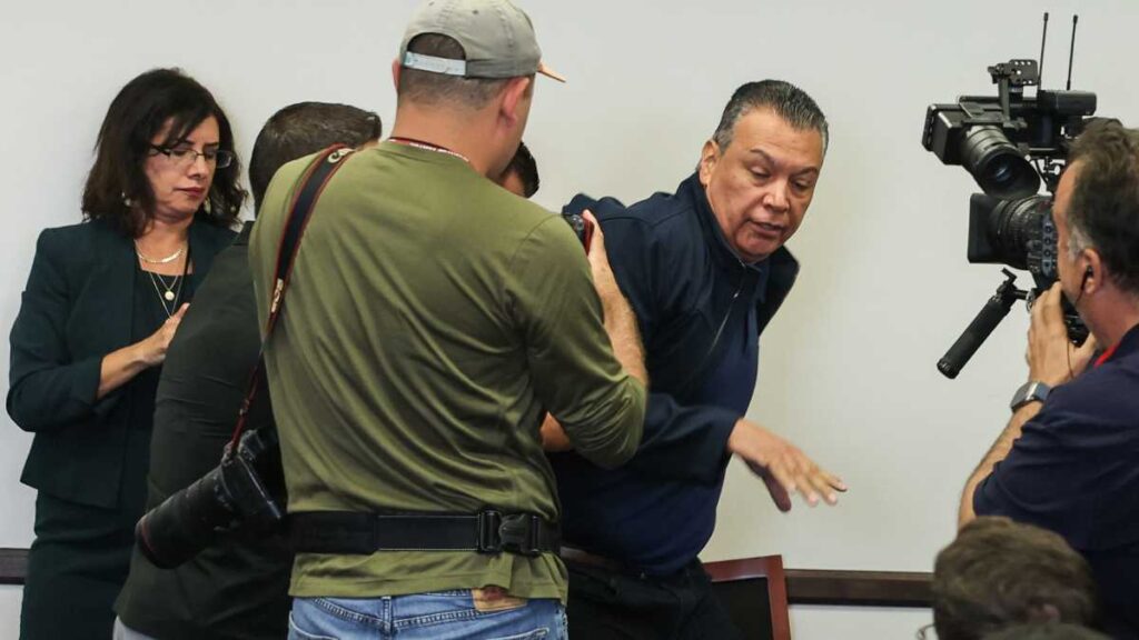 Senador demócrata es esposado en conferencia de Noem
