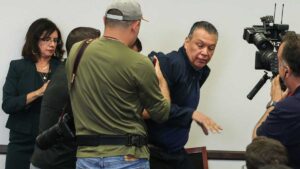 Esposan y tiran al suelo a senador demócrata tras interrumpir conferencia de Kristi Noem: video