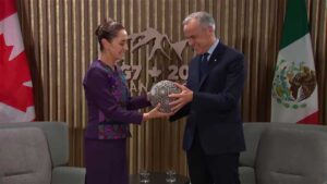 Sheinbaum regala balón artesanal a Mark Carney, como símbolo de cooperación en G7