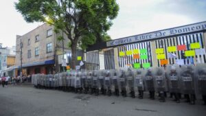 Crece disputa por cierre de escuela de homeopatía en Tepito para hacerla albergue