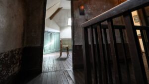 Turista destruye silla de cristales Swarovski inspirada en Van Gogh