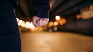 Aguas, ahora te estafan así: hombre finge haber sido golpeado con una piedra