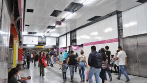 ¡Susto en Metro Sevilla! Video viral muestra cortocircuito que provocó “explosión” y caos en Línea 1