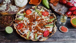 Prepara una tlayuda oaxaqueña casera con una receta fácil, sencilla y rápida