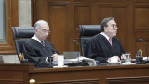 ¿Por tradición o por ley? ¿Por qué los ministros de la SCJN visten con toga?