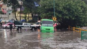 Tras desbordamiento, Presa Río Becerra recupera sus niveles en la Álvaro Obregón; basura y troncos, los causantes