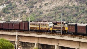 Video del momento en que tren se descarrila en Durango por lluvias