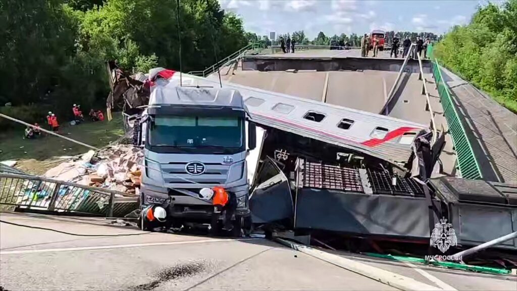 Colapso de puentes en Rusia provocaron el descarrilamiento de dos trenes