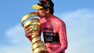 Esta es la historia del trofeo Senza Fine que se entrega al ganador del Giro de Italia 2025