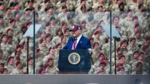 Trump promete ante militares “liberar” Los Ángeles de “enemigo extranjero”
