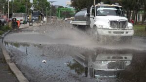 Tormenta convierte carretera en río de piedras en Tlalpan; autos quedan varados