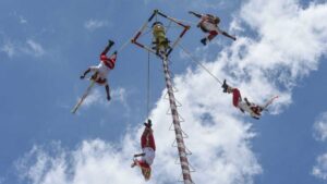 Voladores de Papantla caen desde 10 metros de altura: se rompe mástil a media danza