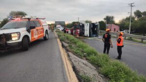 Volcadura de autobús en carretera de Nuevo León deja 11 muertos y 22 heridos