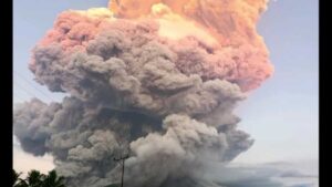 Impresionantes imágenes: volcán hace erupción en Indonesia con enorme columna de ceniza