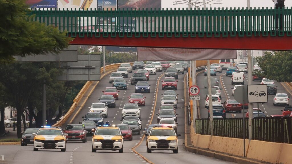 vuelca-trailer-con-pollo-en-circuito-interior-hay-caos-en-la-zona